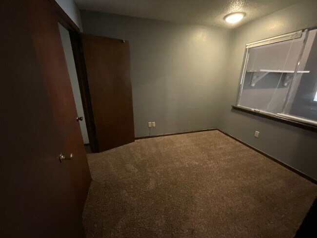 Building Photo - 3 bed, 2 bath, 1 car garage Duplex