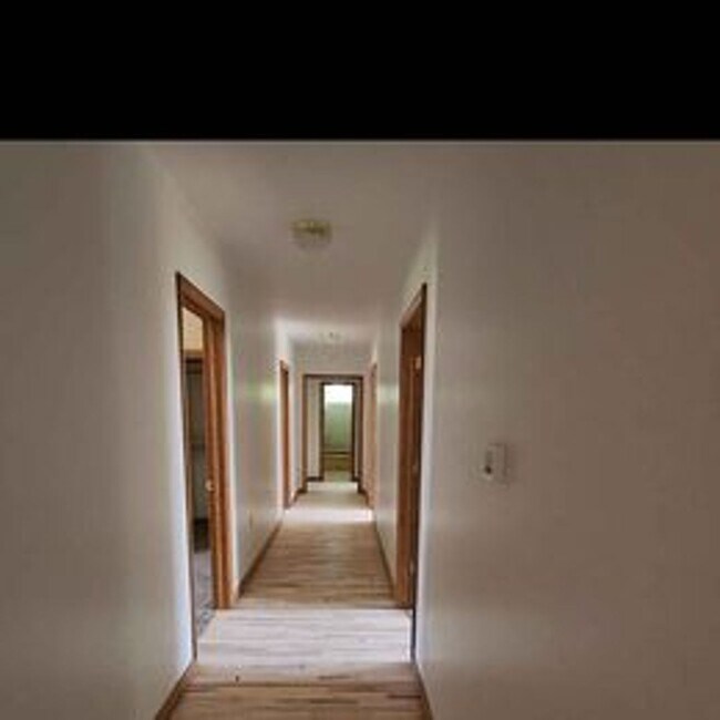 Building Photo - More Space than you can dream of! 5bed 2 b...