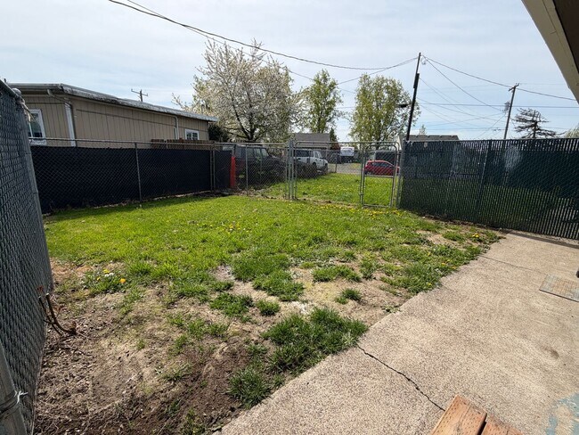 Building Photo - 2 Bedroom 1 Bath, 3 plex