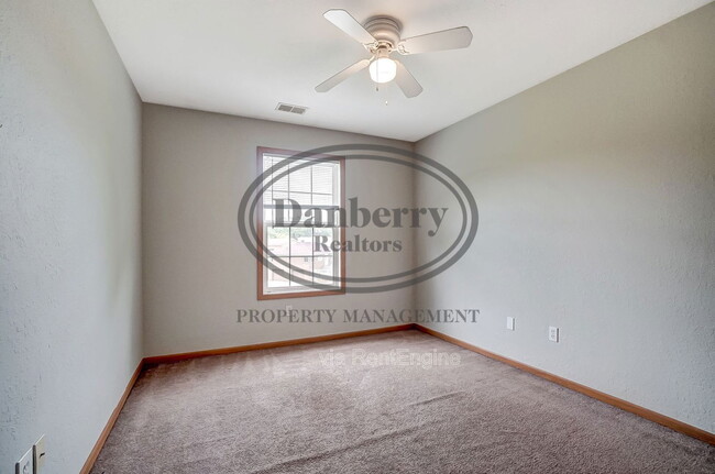 Building Photo - 1115 N Byrne Rd