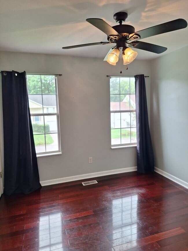 Building Photo - Convenient location to interstate in North...