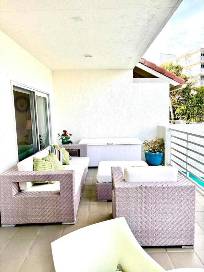 Building Photo - 328 N Lake Dr