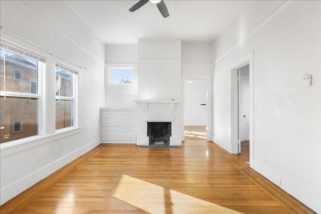 Building Photo - 1517 Willow St - 2 Bedroom | 1 Bath | Duplex