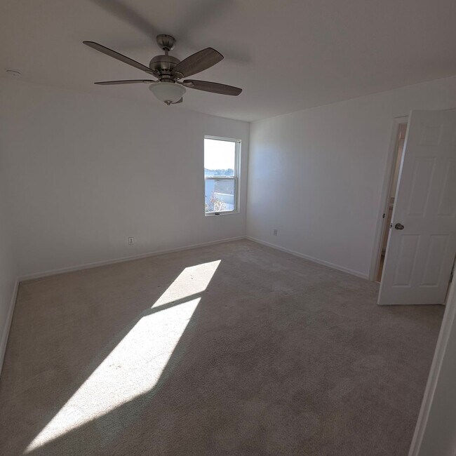 Building Photo - 4 Bedrooms, 2.5 Bathrooms Singe family home