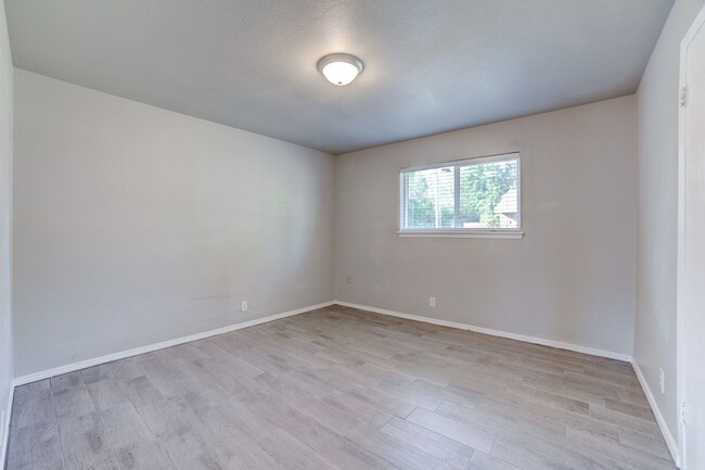 Building Photo - 1314B N Irvington Ave
