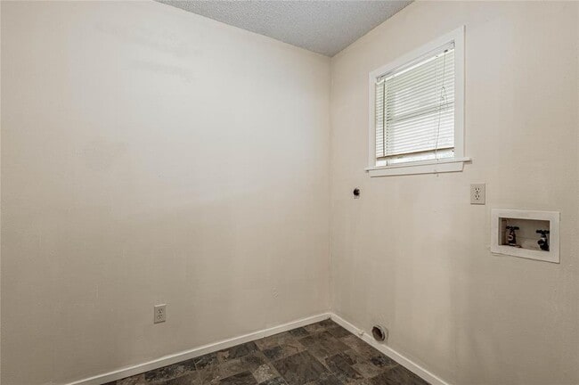 Building Photo - 125 Lee Ln