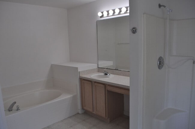 Building Photo - 3 Bedroom 2 Bath Home in Lehigh Woods