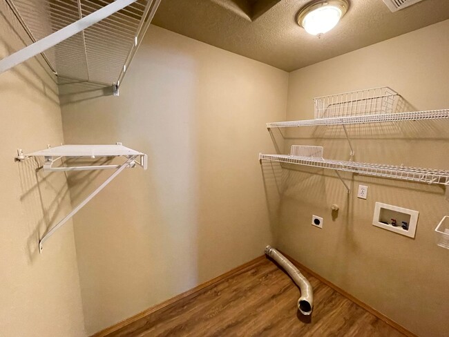 Building Photo - 4-Bedroom Home in Bethany!