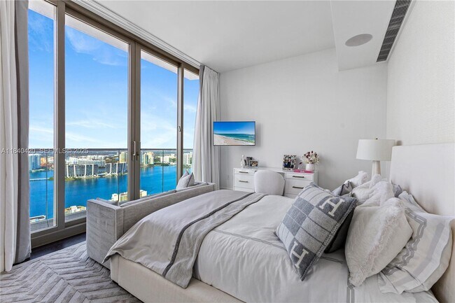 Building Photo - 17901 Collins Ave