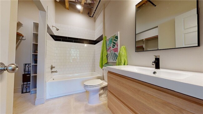 Building Photo - 305 W 27th St