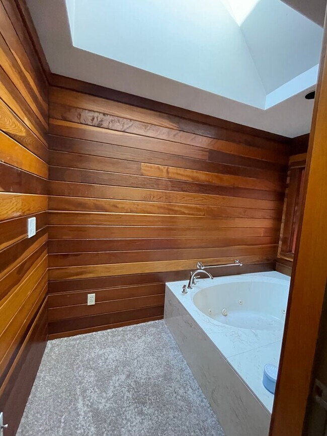 Building Photo - Glenview Hills HUGE 3 Bedroom 2.5 Bath Hom...