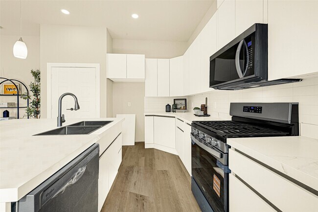 Building Photo - 706 Savonna