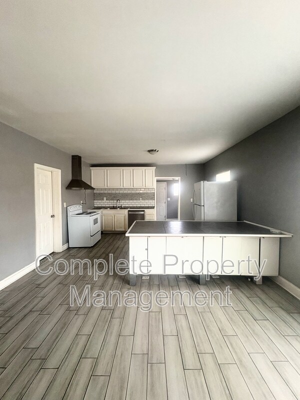 Building Photo - 1402 Avenue E