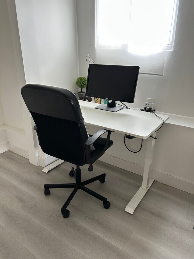 Building Photo - 7311 Gladys Ave