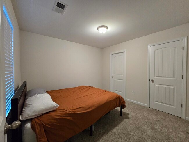 Building Photo - 437 Conifer St