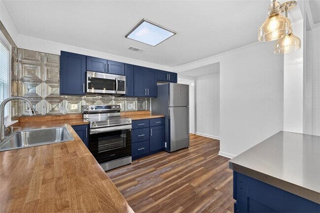 Building Photo - 240 E 5th Ave