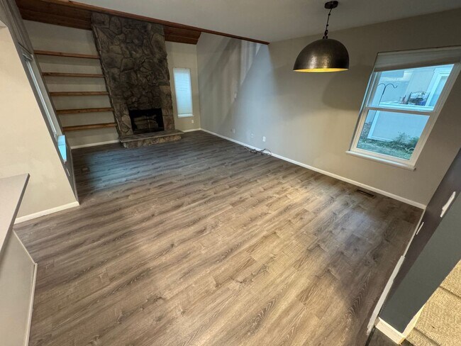Building Photo - Aurora Townhome Right on the Golf Course