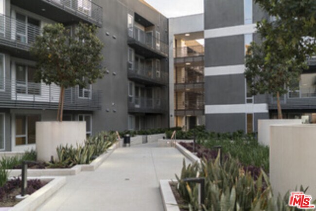 Building Photo - 3425 W Olive Ave