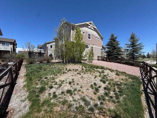 Building Photo - 3 Bedroom, 4 Bathroom Home on a Corner Lot...