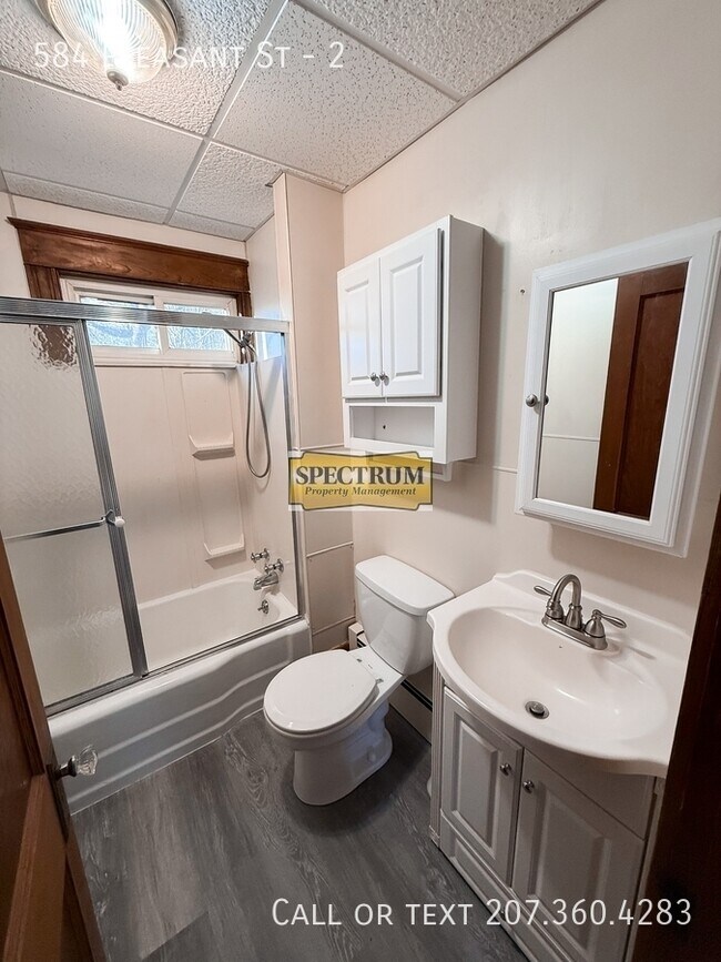 Building Photo - 584 Pleasant St