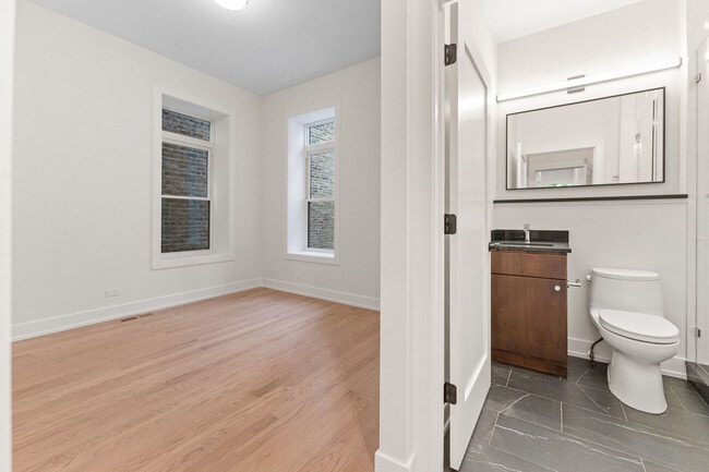 Building Photo - 1954 N Sheffield Ave