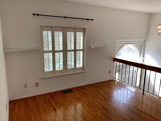 Building Photo - Gorgeous 2-Bedroom Townhome Near the Art Museum! One-Car Garage Included!