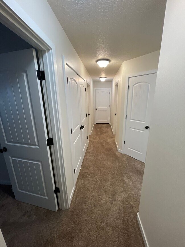 Building Photo - Dont miss out on this charming four bedroom home!