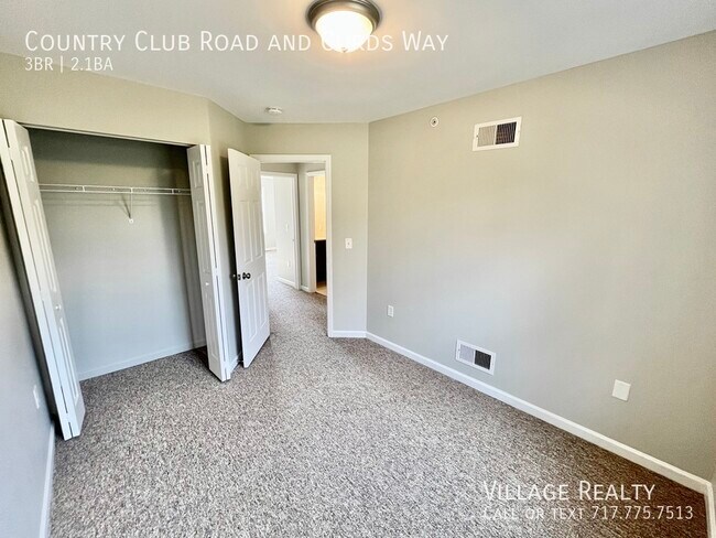 Building Photo - 705 Country Club Rd