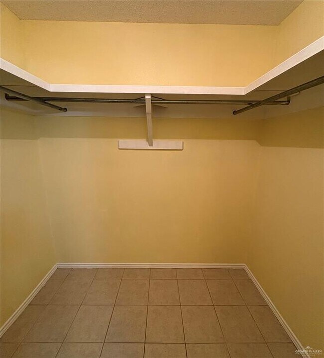 Building Photo - 11M N Stewart Rd