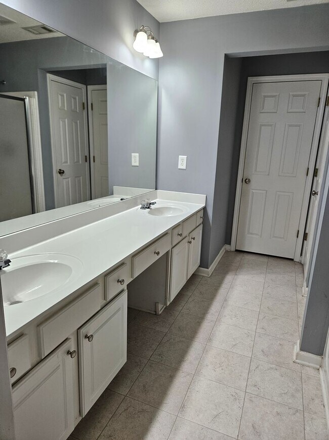 Building Photo - Rare 3 bed 2.5 bath Townhome home located ...