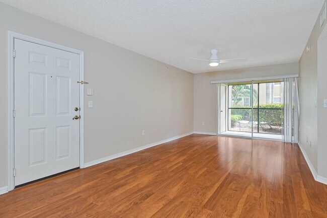 Building Photo - NOW AVAILABLE - Updated 1st Floor Condo in Bonita!