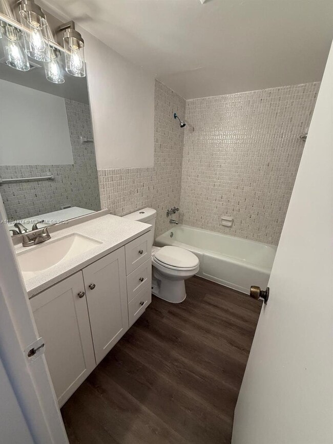 Building Photo - Spacious 2-Bedroom Apartment Near the Beac...