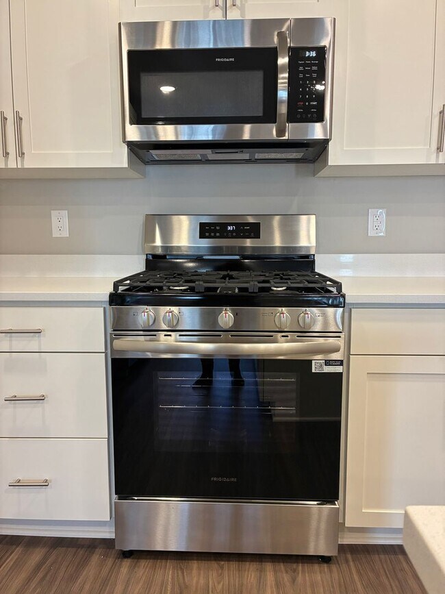 Building Photo - New Townhome 3 Bedroom Available now in Smith Creek Neighborhood