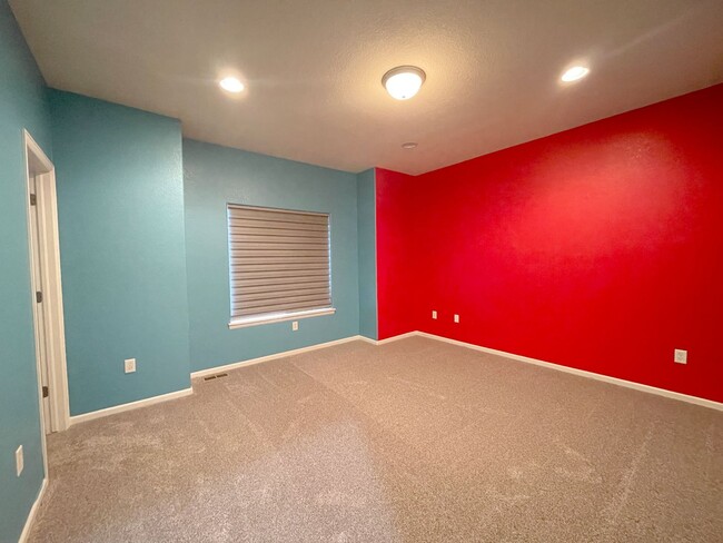 Building Photo - Spacious 2 bedroom townhome with attached ...