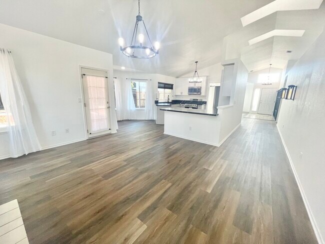 Building Photo - Stunning newly remodeled 3 bedroom 2 bathroom home!