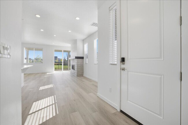 Building Photo - Brand new 3 bed 2.5 bath townhouse