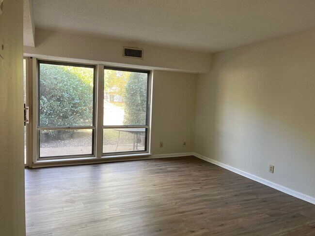 Building Photo - 2307 Colony Dr SW