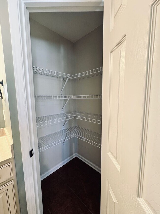 Building Photo - South AVL - Well Kept, Large Home with Garage