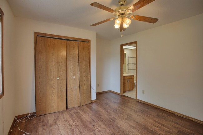 Building Photo - 2 Bedroom, 1.5 Bathroom Condo (AVAILABLE S...