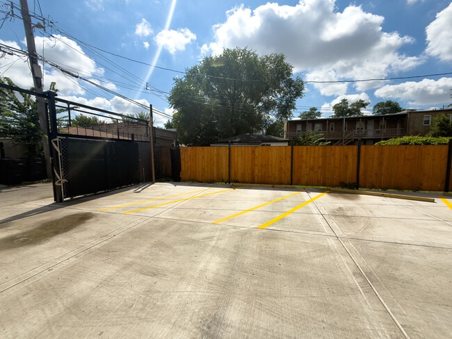 Building Photo - 1015 N Lawndale Ave