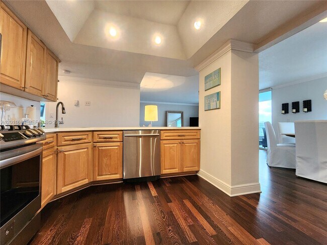 Building Photo - 2030 S Ocean Dr