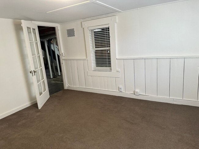 Building Photo - Bright & Charming Miraloma Home