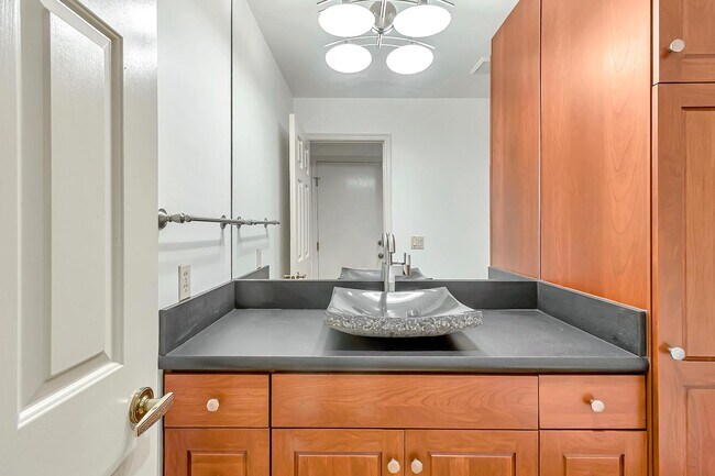 Building Photo - 302 Tadley Ct