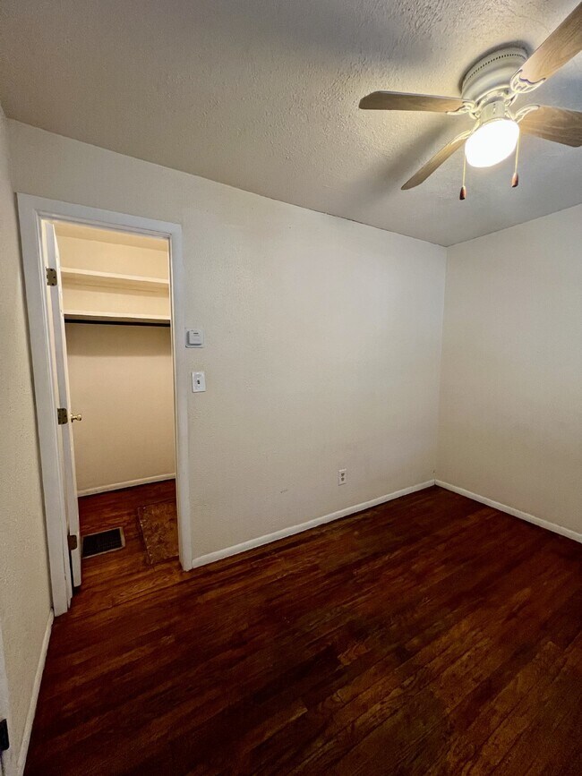 Building Photo - Location, Location, Location! Convenient t...