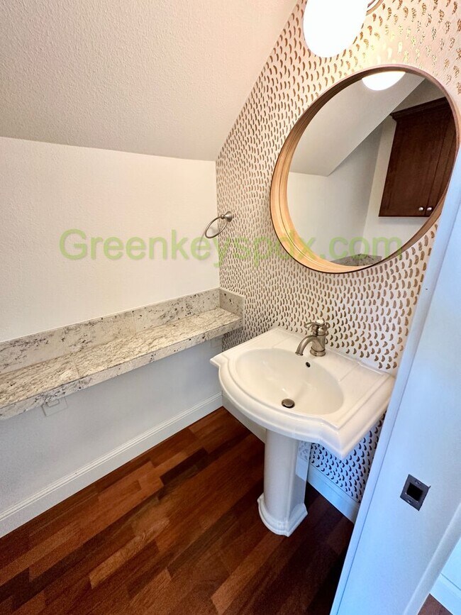 Building Photo - Secure and Beautiful 3-Bedroom 2.5-Bathroo...