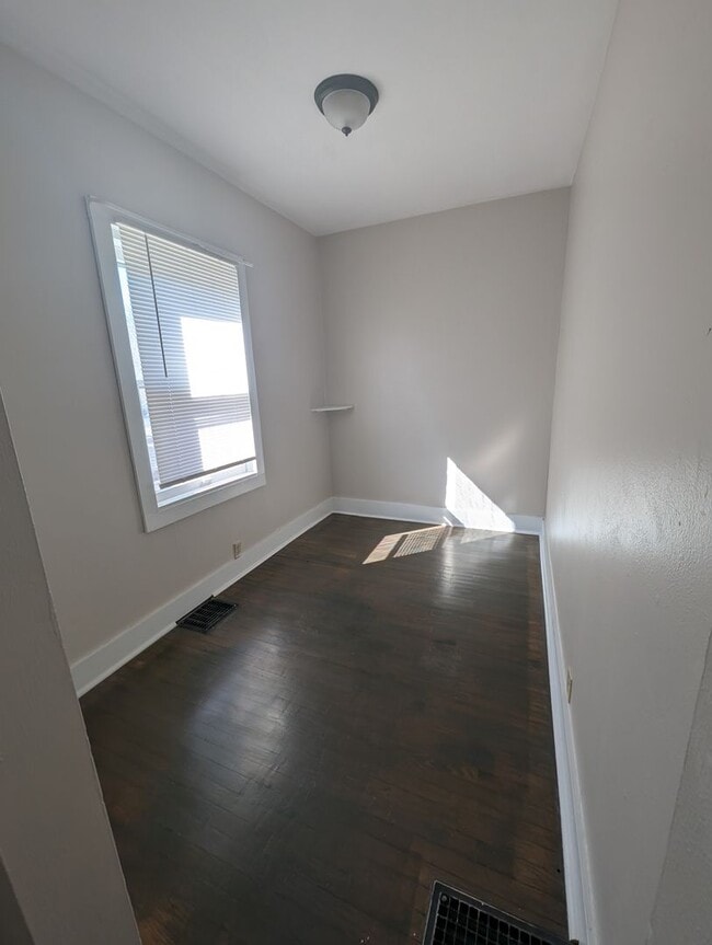 Building Photo - 2 Bedroom House