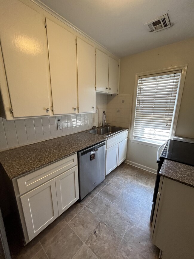 Building Photo - 423 E 6th St