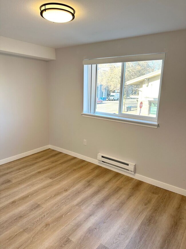 Building Photo - Sunny and Bright 1 bedroom, 1 bathroom Con...