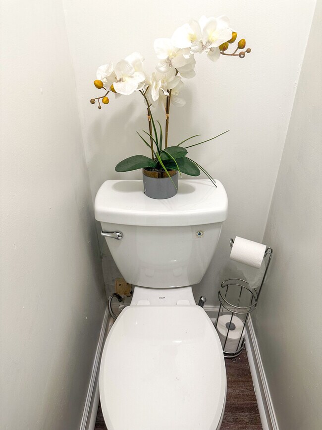 Building Photo - 4565 Kent Rd