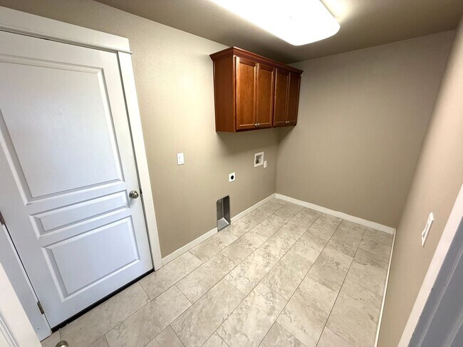 Building Photo - SCHEDULE A TOUR TODAY TO VIEW THIS STUNNING HOME IN SW REDMOND!!